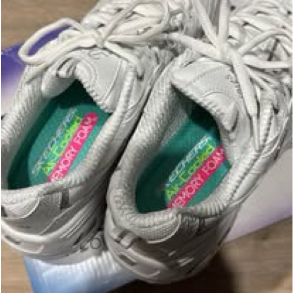 Skechers D’Lites White Sneakers – Women’s Size 8 - Picture 2 of 3